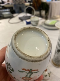 Une jarre couverte en porcelaine de Chine famille verte et un vase en grisaille et dor&eacute;, Kangxi et Yongzheng