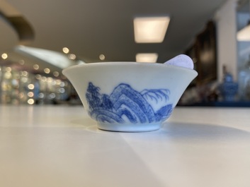 Een Chinese blauw-witte wijnkom uit het Ca Mau scheepswrak, Yongzheng merk en periode