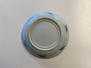 Un plat en porcelaine de Chine en bleu et blanc &agrave; d&eacute;cor 'Sanduo' et un &agrave; d&eacute;cor des 'Trois amis de l'hiver', Kangxi &amp; Yongzheng