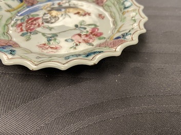 Een gelobde Chinese vergulde famille rose 'lotus' kop en schotel en &eacute;&eacute;n met hanen, Yongzheng/Qianlong