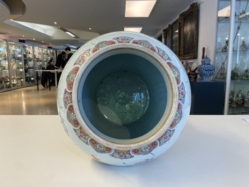 Een grote Chinese famille rose dekselvaas, 19e eeuw