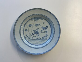 Un plat en porcelaine de Chine en bleu et blanc &agrave; d&eacute;cor 'Sanduo' et un &agrave; d&eacute;cor des 'Trois amis de l'hiver', Kangxi &amp; Yongzheng