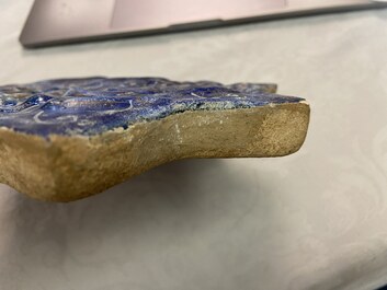 Een Ilkhanid Lajvardina stertegel met blauwe fondkleur, Iran, 13/14e eeuw