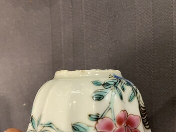 Een gelobde Chinese vergulde famille rose 'lotus' kop en schotel en &eacute;&eacute;n met hanen, Yongzheng/Qianlong