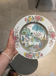 Un grand plat en porcelaine de Chine famille rose &agrave; d&eacute;cor de fumeurs de pipe au bord d'une fleuve, Yongzheng