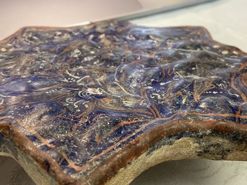 Een Ilkhanid Lajvardina stertegel met blauwe fondkleur, Iran, 13/14e eeuw