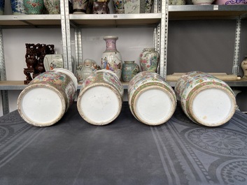 Twee paar Chinese Canton famille rose vazen, 19e eeuw
