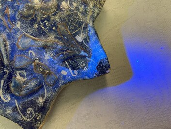 Een Ilkhanid Lajvardina stertegel met blauwe fondkleur, Iran, 13/14e eeuw
