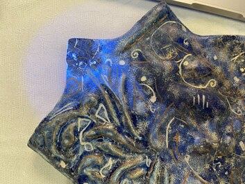 Een Ilkhanid Lajvardina stertegel met blauwe fondkleur, Iran, 13/14e eeuw