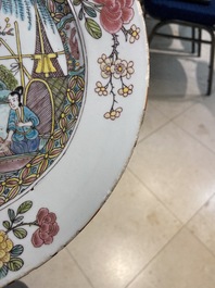 Un grand plat en porcelaine de Chine famille rose &agrave; d&eacute;cor de fumeurs de pipe au bord d'une fleuve, Yongzheng