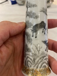 Une jarre couverte en porcelaine de Chine famille verte et un vase en grisaille et dor&eacute;, Kangxi et Yongzheng