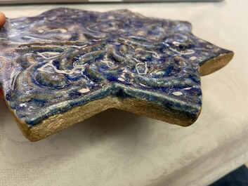 Een Ilkhanid Lajvardina stertegel met blauwe fondkleur, Iran, 13/14e eeuw