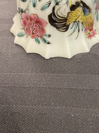 Een gelobde Chinese vergulde famille rose 'lotus' kop en schotel en &eacute;&eacute;n met hanen, Yongzheng/Qianlong