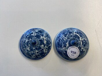 Une paire de gobelets couverts en porcelaine de Chine en bleu et blanc, Kangxi