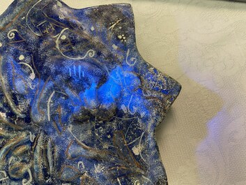 Een Ilkhanid Lajvardina stertegel met blauwe fondkleur, Iran, 13/14e eeuw