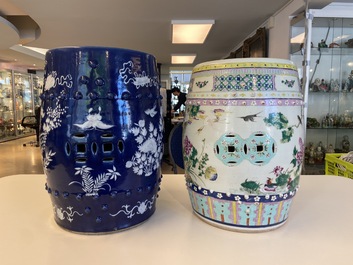 Twee Chinese tuinzitten in famille rose en wit-blauw porselein, 19e eeuw