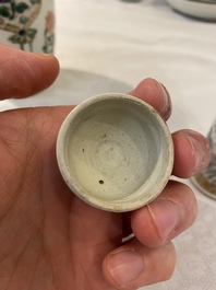 Une jarre couverte en porcelaine de Chine famille verte et un vase en grisaille et dor&eacute;, Kangxi et Yongzheng