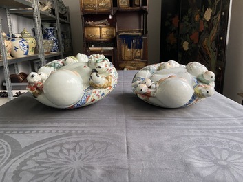 Twee Chinese famille rose figuren van Boeddha, 19/20e eeuw