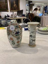 Une jarre couverte en porcelaine de Chine famille verte et un vase en grisaille et dor&eacute;, Kangxi et Yongzheng
