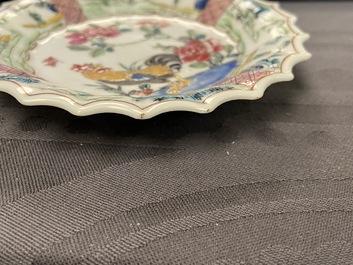 Een gelobde Chinese vergulde famille rose 'lotus' kop en schotel en &eacute;&eacute;n met hanen, Yongzheng/Qianlong