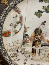 Een paar Chinese famille rose borden met musicerende dames, Yongzheng