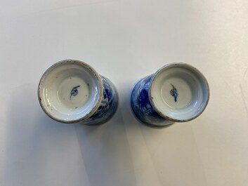 Une paire de gobelets couverts en porcelaine de Chine en bleu et blanc, Kangxi