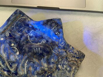 Een Ilkhanid Lajvardina stertegel met blauwe fondkleur, Iran, 13/14e eeuw