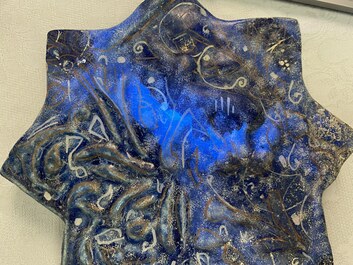 Een Ilkhanid Lajvardina stertegel met blauwe fondkleur, Iran, 13/14e eeuw
