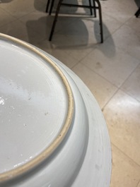 Un grand plat en porcelaine de Chine famille rose &agrave; d&eacute;cor de fumeurs de pipe au bord d'une fleuve, Yongzheng