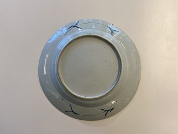 Un plat en porcelaine de Chine en bleu et blanc &agrave; d&eacute;cor 'Sanduo' et un &agrave; d&eacute;cor des 'Trois amis de l'hiver', Kangxi &amp; Yongzheng