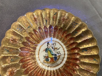 Een gelobde Chinese vergulde famille rose 'lotus' kop en schotel en &eacute;&eacute;n met hanen, Yongzheng/Qianlong