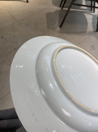 Un grand plat en porcelaine de Chine famille rose &agrave; d&eacute;cor de fumeurs de pipe au bord d'une fleuve, Yongzheng