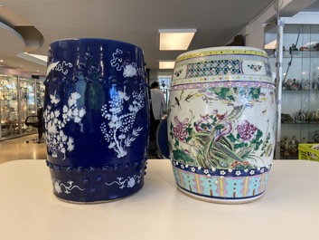 Twee Chinese tuinzitten in famille rose en wit-blauw porselein, 19e eeuw
