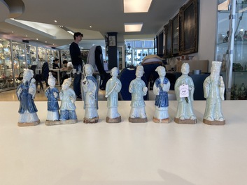 Acht Chinese blauw-witte en celadon-geglazuurde figuren, Qianlong