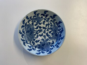 Un plat en porcelaine de Chine en bleu et blanc &agrave; d&eacute;cor 'Sanduo' et un &agrave; d&eacute;cor des 'Trois amis de l'hiver', Kangxi &amp; Yongzheng