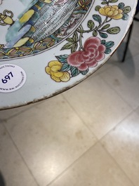 Un grand plat en porcelaine de Chine famille rose &agrave; d&eacute;cor de fumeurs de pipe au bord d'une fleuve, Yongzheng