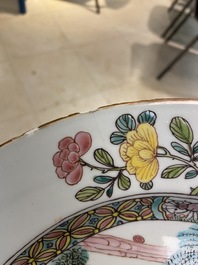 Un grand plat en porcelaine de Chine famille rose &agrave; d&eacute;cor de fumeurs de pipe au bord d'une fleuve, Yongzheng