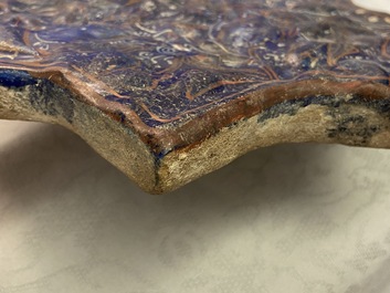 Een Ilkhanid Lajvardina stertegel met blauwe fondkleur, Iran, 13/14e eeuw