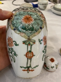 Une jarre couverte en porcelaine de Chine famille verte et un vase en grisaille et dor&eacute;, Kangxi et Yongzheng