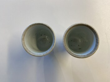 Une paire de gobelets couverts en porcelaine de Chine en bleu et blanc, Kangxi