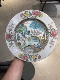 Un grand plat en porcelaine de Chine famille rose &agrave; d&eacute;cor de fumeurs de pipe au bord d'une fleuve, Yongzheng