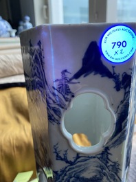 Twee Chinese blauw-witte hexagonale hoedensteunen met landschappen, 19e eeuw