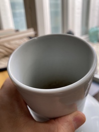 Een Chinese monochrome witte 'tianqiu ping' vaas, 18/19e eeuw