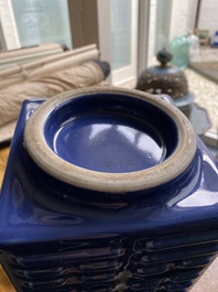 Un vase de forme 'cong' en porcelaine de Chine bleu monochrome, marque de Guangxu, R&eacute;publique