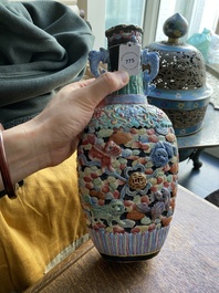Un vase en porcelaine de Chine famille rose &agrave; d&eacute;cor en relief de lions bouddhistes, Chine, marque de Qianlong, 19&egrave;me