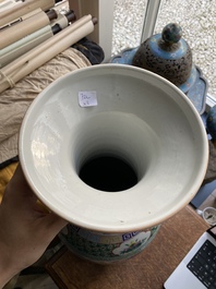 Deux vases en porcelaine de Chine famille rose et un en bleu et blanc sur fond c&eacute;ladon &agrave; d&eacute;cor d'antiquit&eacute;s, 19&egrave;me