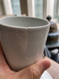 Een Chinese monochrome witte 'tianqiu ping' vaas, 18/19e eeuw