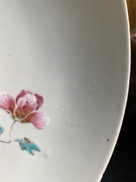 Een Chinese famille rose schotel en een qianjiang cai plaquette gesign. Wang Ziqing in houten scherm, Yongzheng en Republiek