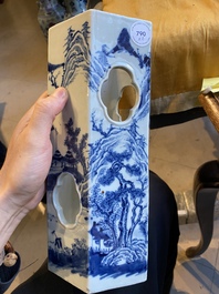 Twee Chinese blauw-witte hexagonale hoedensteunen met landschappen, 19e eeuw