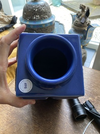 Un vase de forme 'cong' en porcelaine de Chine bleu monochrome, marque de Guangxu, R&eacute;publique